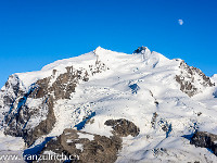Mondaufgang am Monte Rosa mit den beiden Gipfeln Nordend und Dufourspitze. Letztere ist mit 4634 m der höchste Punkt der Schweiz. : Matterhorn, Zermatt