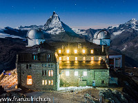 Nacht auf dem Gornergrat. Zum 150-Jahr-Jubiläum der Erstbesteigung wird im Sommer 2015 der Hörnligrat am Matterhorn um 21.15 und 22 Uhr während ein paar Minuten beleuchtet. Die Aussenwand des Gebäudes hellen wir mit Stirnlampen etwas auf. : Matterhorn, Zermatt