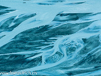 Das Schmelzwasser bahnt sich seinen Weg durch das Gletschervorfeld und zeichnet bizarre Muster ins Geröll und in den Sand. : Matterhorn, Zermatt