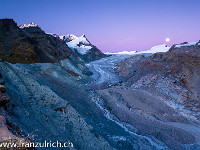 Soeben ist der Vollmond über dem Findelgletscher aufgegangen. Links winken Rimpfischhorn, Strahlhorn und Adlerhorn. : Matterhorn, Zermatt
