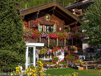 Aber zuerst erkunden wir das Dorf Zermatt. Viele Häuser sind liebevoll mit Blumen geschmückt. : Herbst, Matterhorn, Zermatt