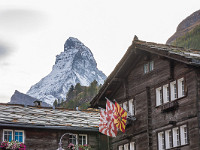 Stolz thront das Matterhorn (4478 m) über dem Dorf Zermatt. : Herbst, Matterhorn, Zermatt